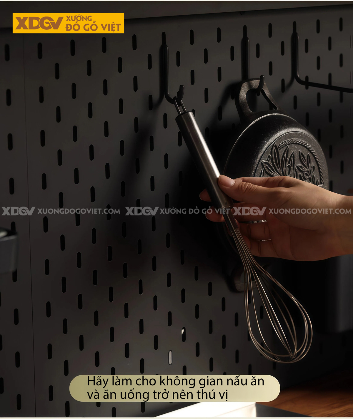 Tủ Đựng Chén Bát Gỗ Veneer Sồi Phối Cánh Pano Kèm Kính Mờ