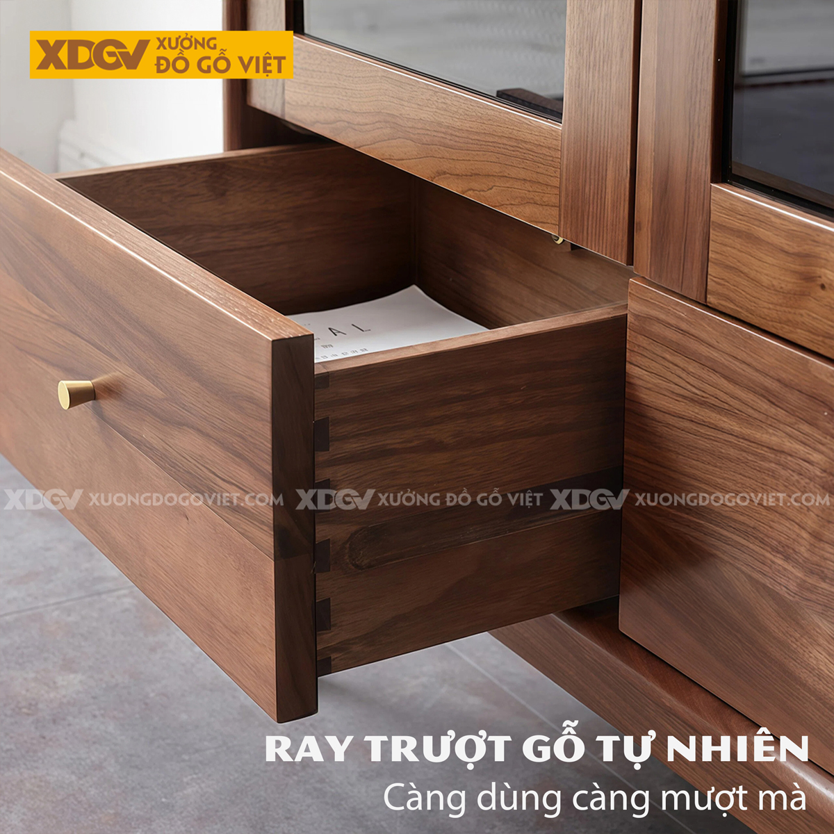 Tủ Sách Gỗ Óc Chó Hình Khối Vuông Vức Phối Chân Côn Bọc Kim